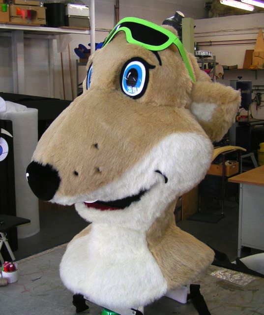 Reparatur, Wartung und Instandsetzung von Kostümen und Objekten.